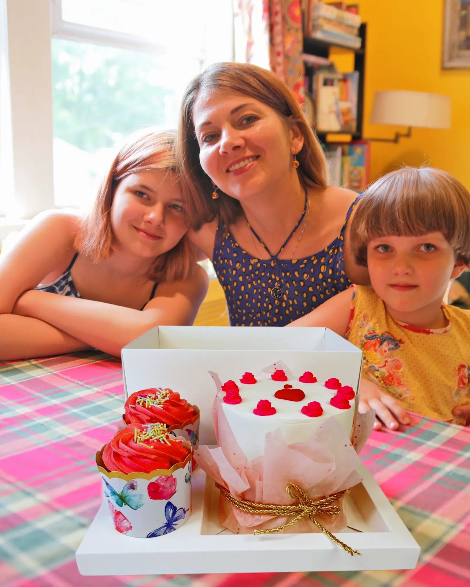 Cake and Cupcakes Bento Boxes With Clear Lid and 2 Cupcake Holes - Sweet Degrees Kitchen