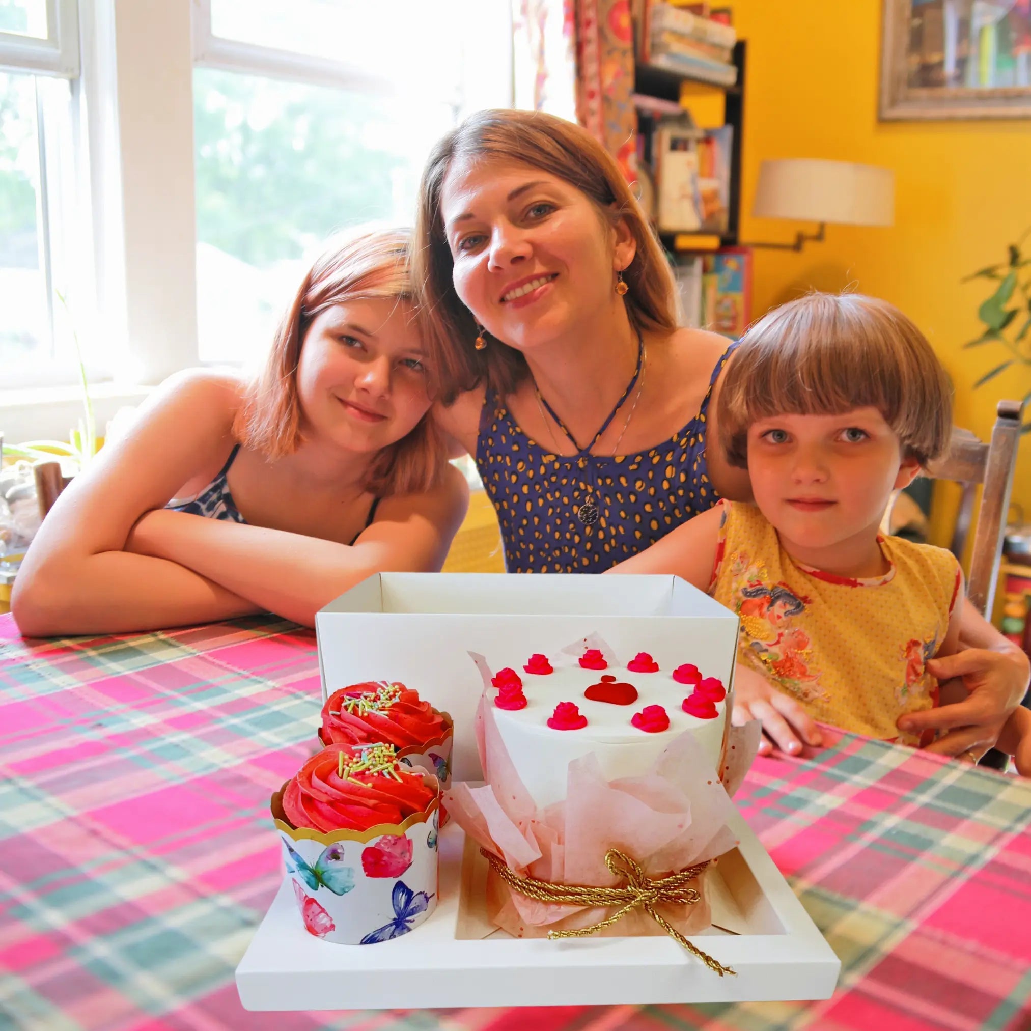 Cake and Cupcakes Bento Boxes With Clear Lid and 2 Cupcake Holes - Sweet Degrees Kitchen
