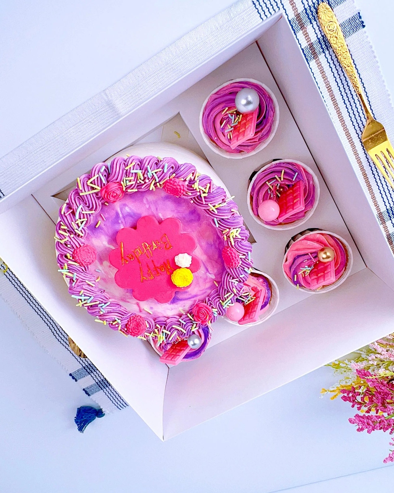 Cake and Cupcakes Bento Boxes With Clear Lid and 5 Cupcake Holes - cakecupake5Sweet Degrees Kitchen