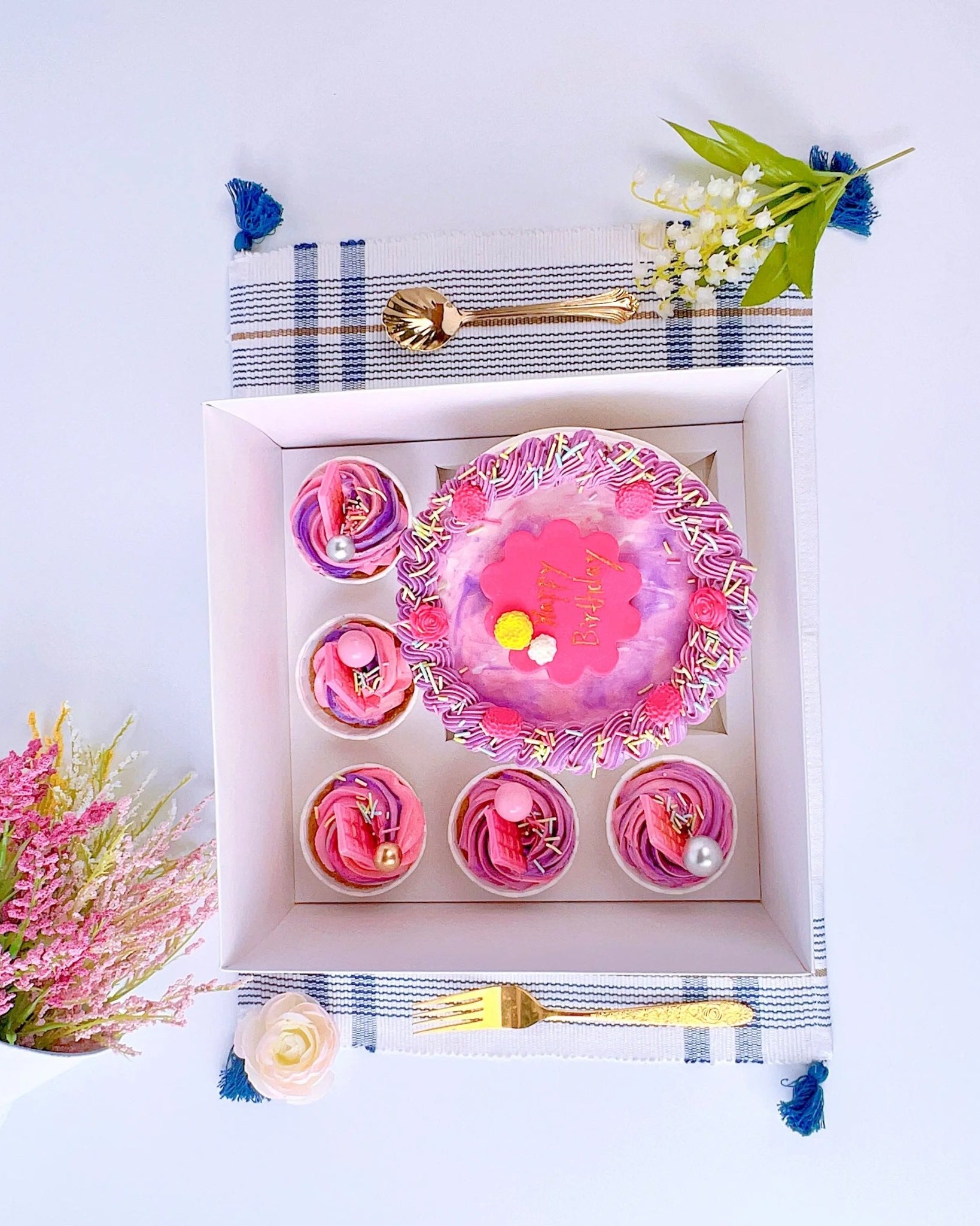 Cake and Cupcakes Bento Boxes With Clear Lid and 5 Cupcake Holes - cakecupake5Sweet Degrees Kitchen