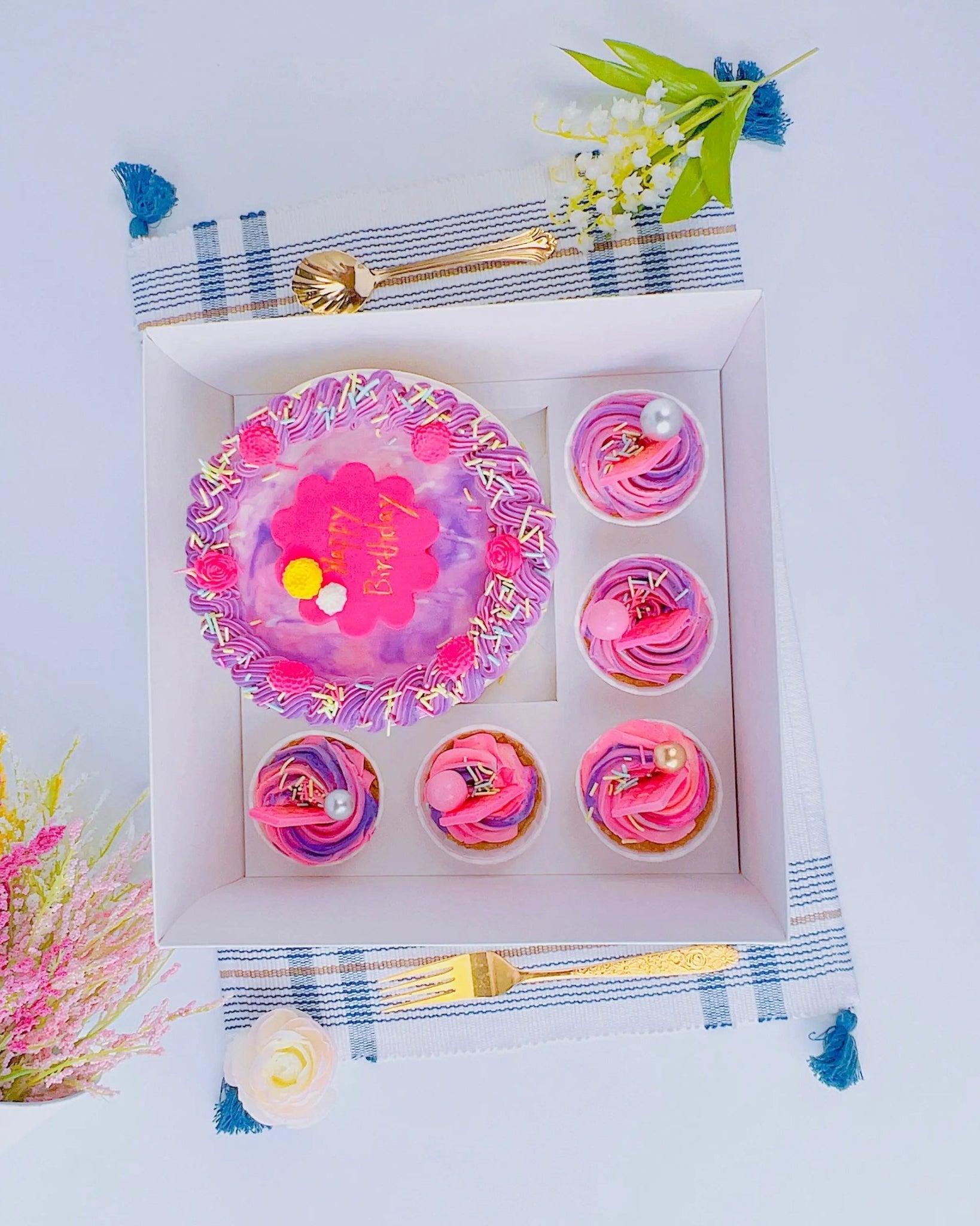 Cake and Cupcakes Bento Boxes With Clear Lid and 5 Cupcake Holes - cakecupake5Sweet Degrees Kitchen