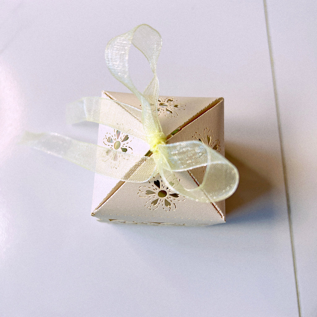Love Heart Lace Ribbon Wedding Favor Boxes