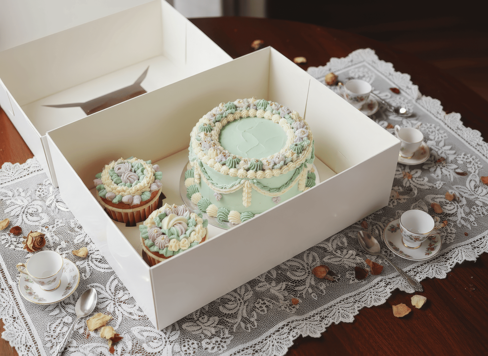 Cake and Cupcake Bento Boxes with Clear Lid - 1 Cake & 2 Cupcakes -  Cupcake boxes